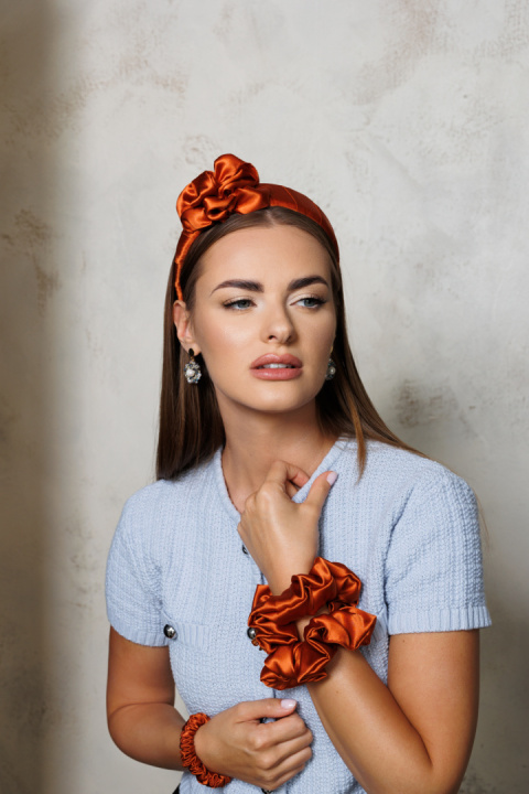 Jedwabna gumka scrunchie Cynamon Silk Jedwabna gumka scrunchie Cynamon Silk